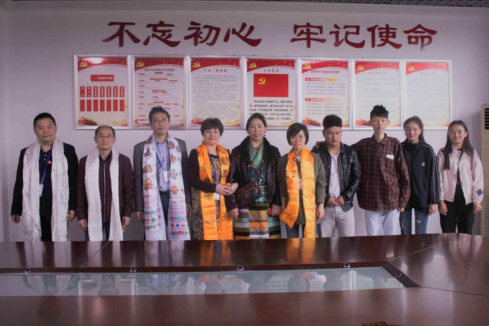 医学系西藏学生献哈达1.jpg