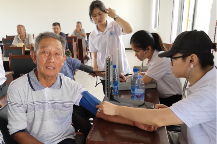 志愿者为老人们测血压.png